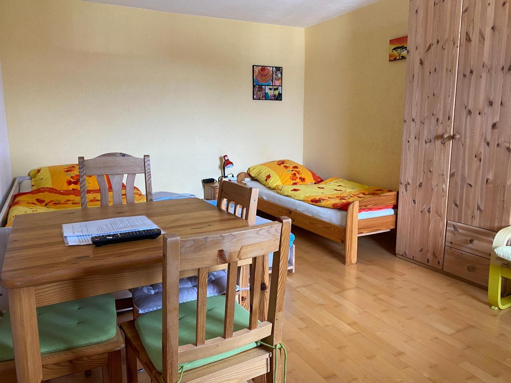 Ferienzimmer Oelhaf In Gelb Self Check-in Mit Key-tresore * Wilhelmsdorf (Ravensburg)